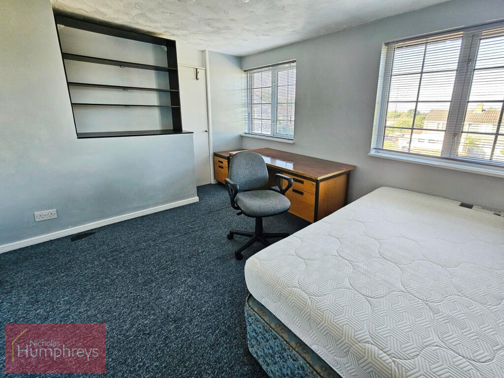 Spacious double room with built-in shelving — Hatfield rooms to rent